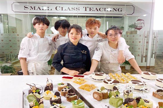 蛋糕培訓(xùn)在哪里比較專業(yè)?培訓(xùn)費(fèi)用大概多少？